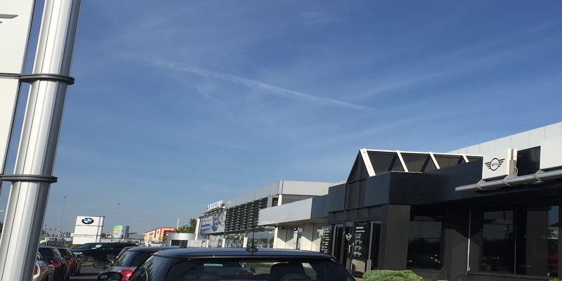 Frank Keane MINI forecourt