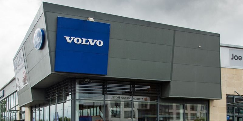 Joe Duffy Volvo & ZuCar Athlone forecourt
