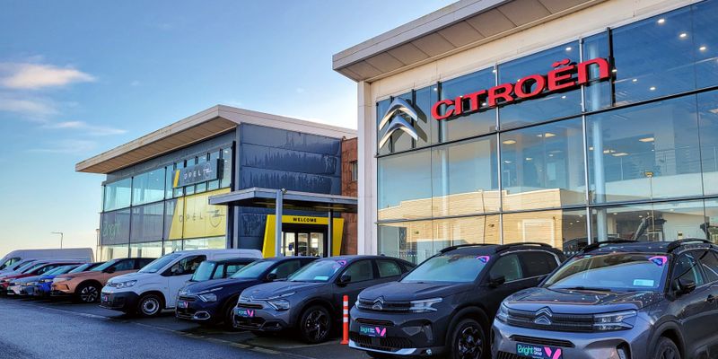 Bright Citroën, Opel & Leapmotor forecourt