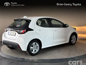 Toyota Yaris Hatchback, Petrol Hybrid, 2023, White