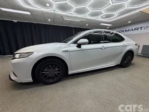 Toyota Camry Saloon, Petrol Hybrid, 2019, White