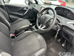 Peugeot 208 Hatchback, Petrol, 2016, Black