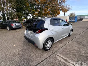 Toyota Yaris Hatchback, Petrol Hybrid, 2021, Silver