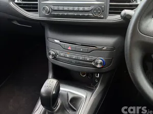 Peugeot 308 Hatchback, Petrol, 2017, Red