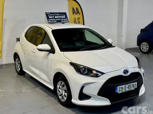 Toyota Yaris Hatchback, Petrol Hybrid, 2023, White