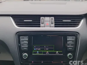 Skoda Octavia Saloon, Diesel, 2017, Yellow