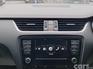 Skoda Octavia Saloon, Diesel, 2017, Yellow