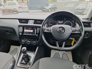 Skoda Octavia Saloon, Diesel, 2017, Yellow