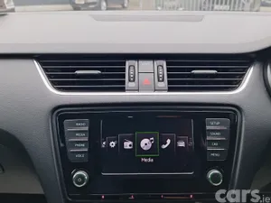 Skoda Octavia Saloon, Diesel, 2017, Yellow