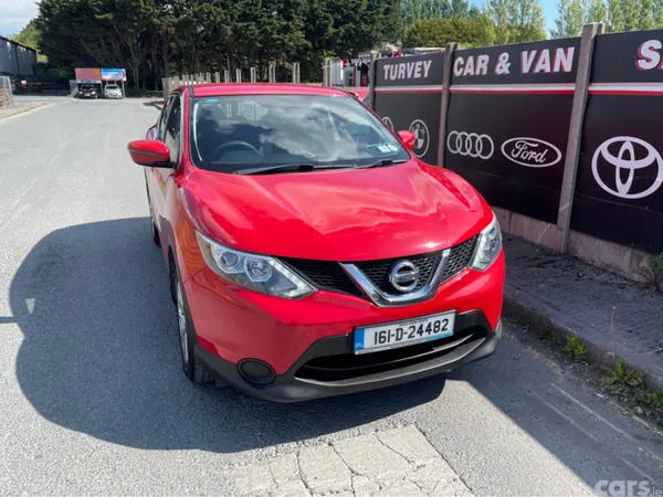 Nissan Qashqai MPV, Petrol, 2016, Red