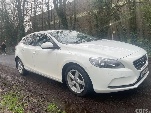 Volvo V40 Hatchback, Diesel, 2016, White