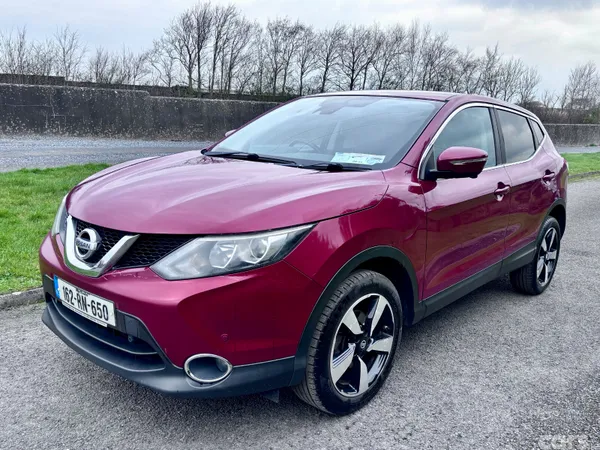 Nissan Qashqai Hatchback, Diesel, 2016, Red