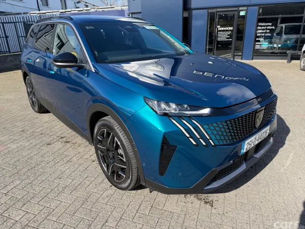 Peugeot 5008 MPV, Petrol, 2025, Blue