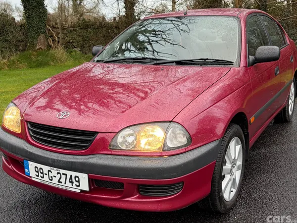 Toyota Avensis Saloon, Petrol, 1999, Red