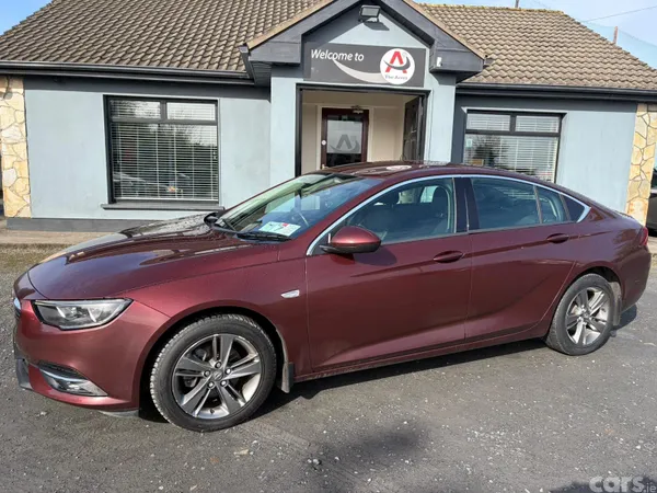 Opel Insignia Hatchback, Diesel, 2021, Red