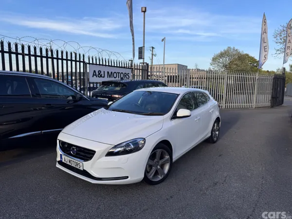 Volvo V40 Hatchback, Petrol, 2013, White
