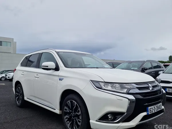 Mitsubishi Outlander SUV, Petrol Plug-in Hybrid, 2016, White