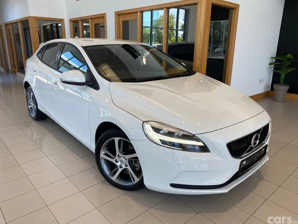 Volvo V40 Hatchback, Diesel, 2017, White