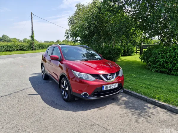Nissan Qashqai Hatchback, Petrol, 2016, Red