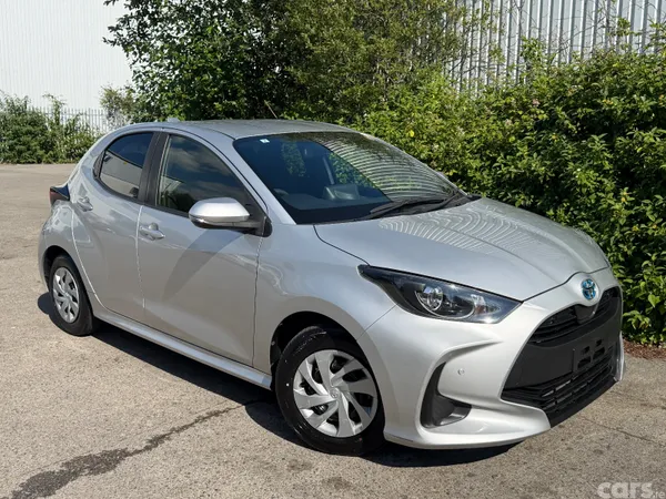 Toyota Yaris Hatchback, Petrol Hybrid, 2021, Silver