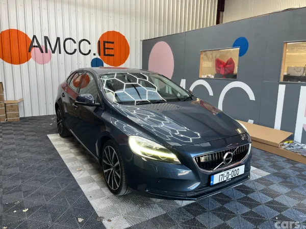 Volvo V40 Hatchback, Diesel, 2017, Blue