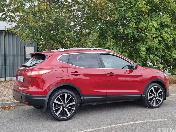 Nissan Qashqai Hatchback, Diesel, 2015, Red