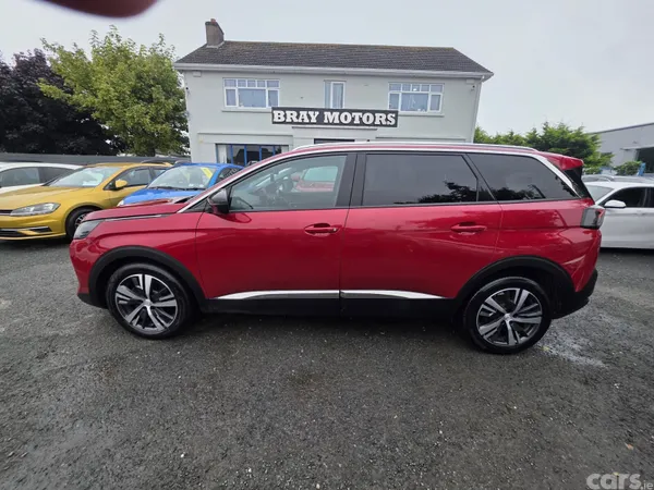 Peugeot 5008 MPV, Diesel, 2022, Red