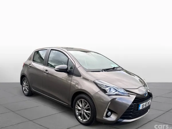 Toyota Yaris MPV, Petrol Hybrid, 2018, Grey