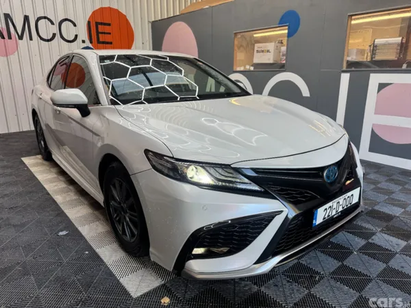 Toyota Camry Saloon, Petrol, 2022, White