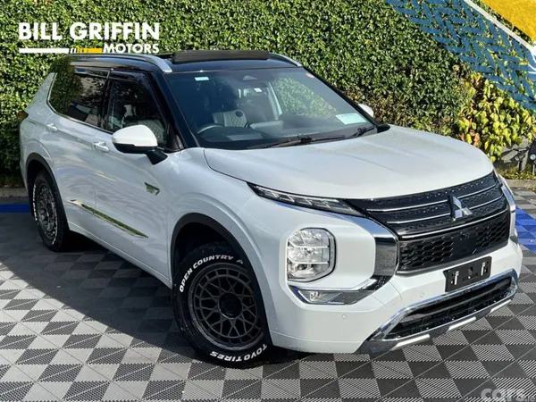Mitsubishi Outlander SUV, Petrol Hybrid, 2023, White