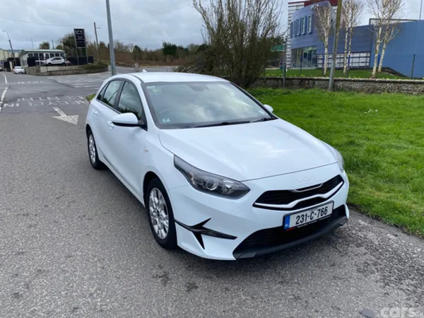 Kia Ceed Hatchback, Diesel Hybrid, 2023, White