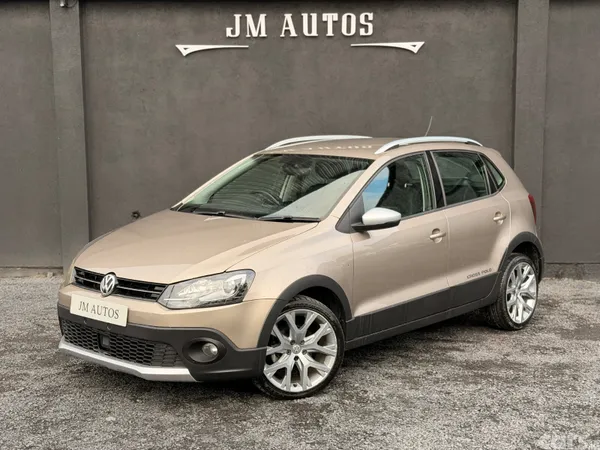 Volkswagen Polo Hatchback, Petrol, 2015, Gold