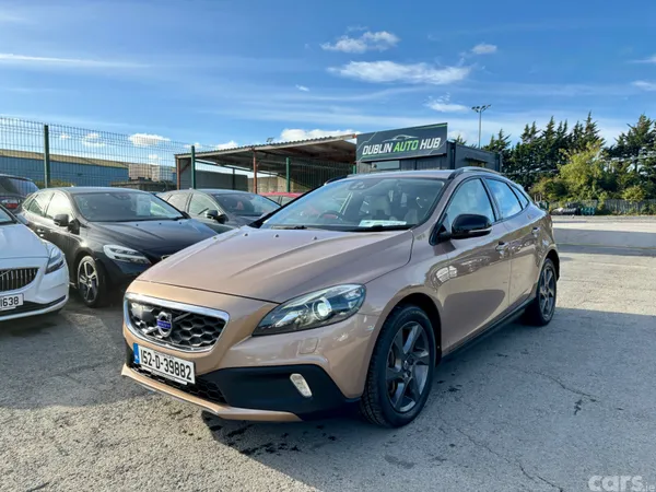 Volvo V40 Hatchback, Diesel, 2015, Orange