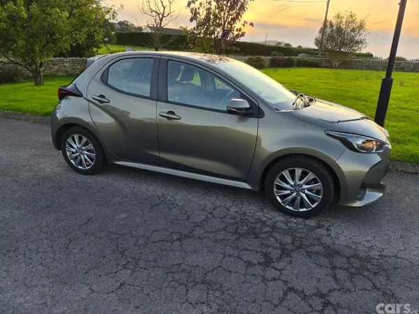 Toyota Yaris Hatchback, Petrol Hybrid, 2023, Gold