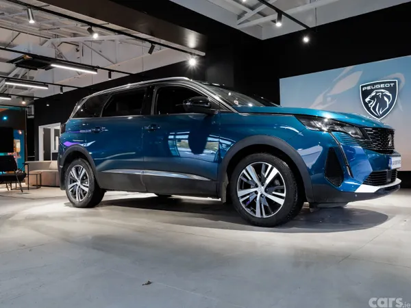 Peugeot 5008 MPV, Diesel, 2023, Blue