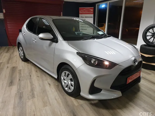 Toyota Yaris Hatchback, Petrol Hybrid, 2021, Silver