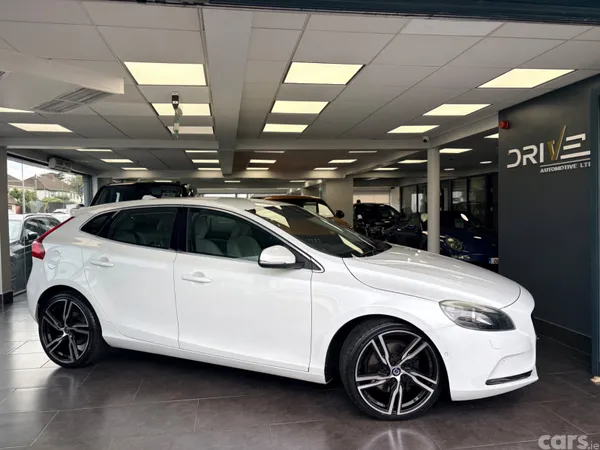 Volvo V40 Hatchback, Diesel, 2016, White