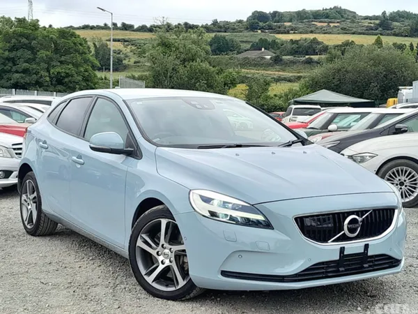 Volvo V40 Hatchback, Diesel, 2018, Green