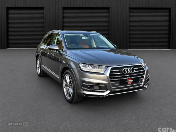 Audi Q7 , Petrol, 2016, 