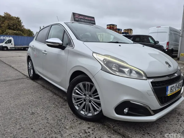 Peugeot 208 Hatchback, Petrol, 2016, White