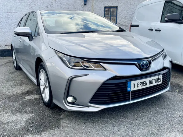 Toyota Corolla Saloon, Petrol Hybrid, 2022, Silver