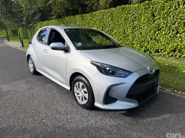 Toyota Yaris Hatchback, Petrol Hybrid, 2021, Silver