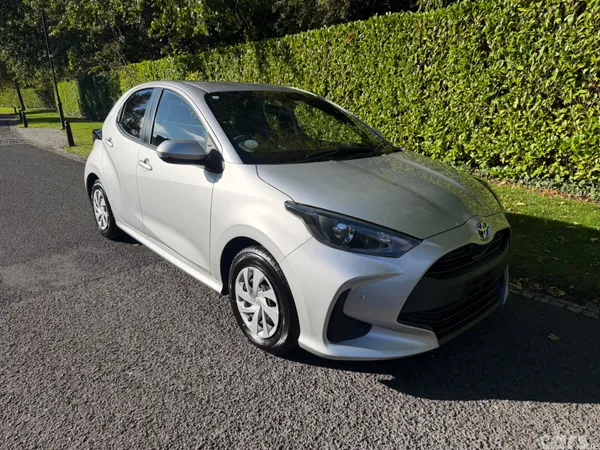 Toyota Yaris Hatchback, Petrol Hybrid, 2021, Silver