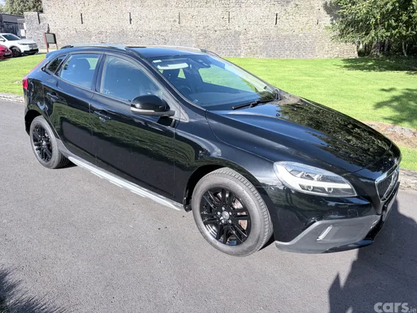 Volvo V40 Hatchback, Diesel, 2016, Black