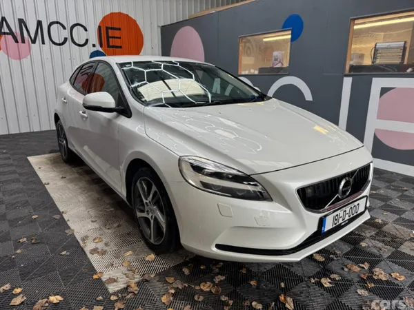 Volvo V40 Hatchback, Diesel, 2018, White