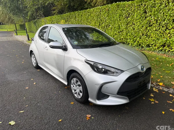 Toyota Yaris Hatchback, Petrol Hybrid, 2021, Silver