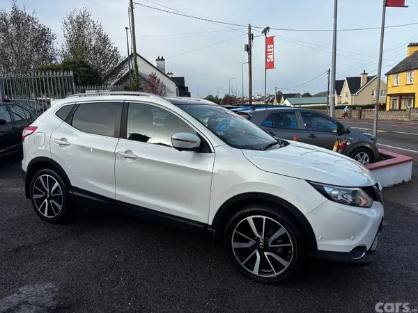 Nissan Qashqai Hatchback, Diesel, 2015, White