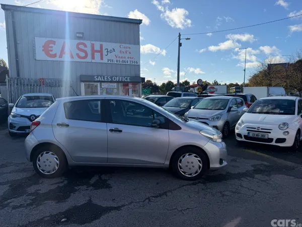 Toyota Yaris Hatchback, Petrol, 2013, Silver