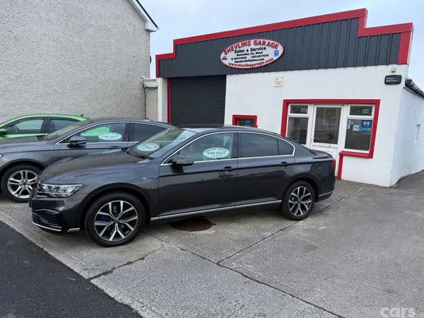 Volkswagen Passat Saloon, Petrol Hybrid, 2022, Grey