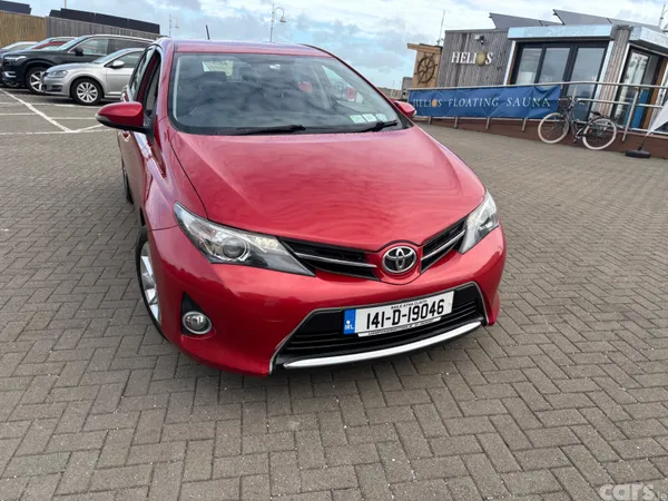 Toyota Auris MPV, Petrol, 2014, Red